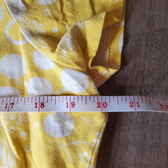 Liz Claiborne Short Sleeve V-Neck Floral Tee Yellow and White Size Large NWOT - Picture 4 of 15